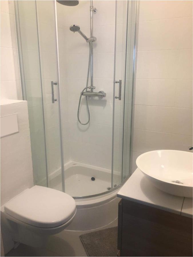 Wygodne Pokoje H16 Hostel Chorzow Bagian luar foto